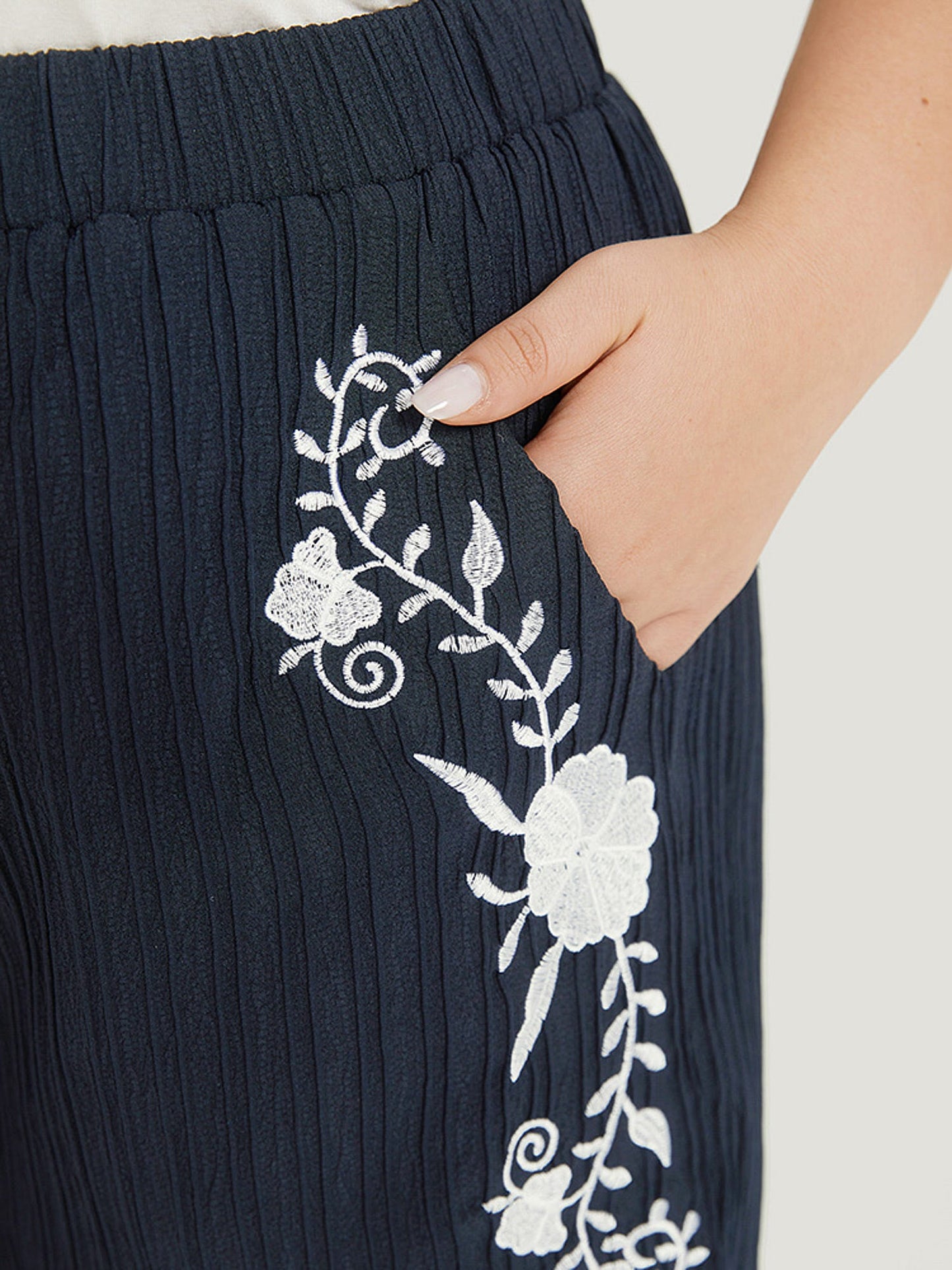 Floral Embroidered Textured Stretchy Waist Shorts