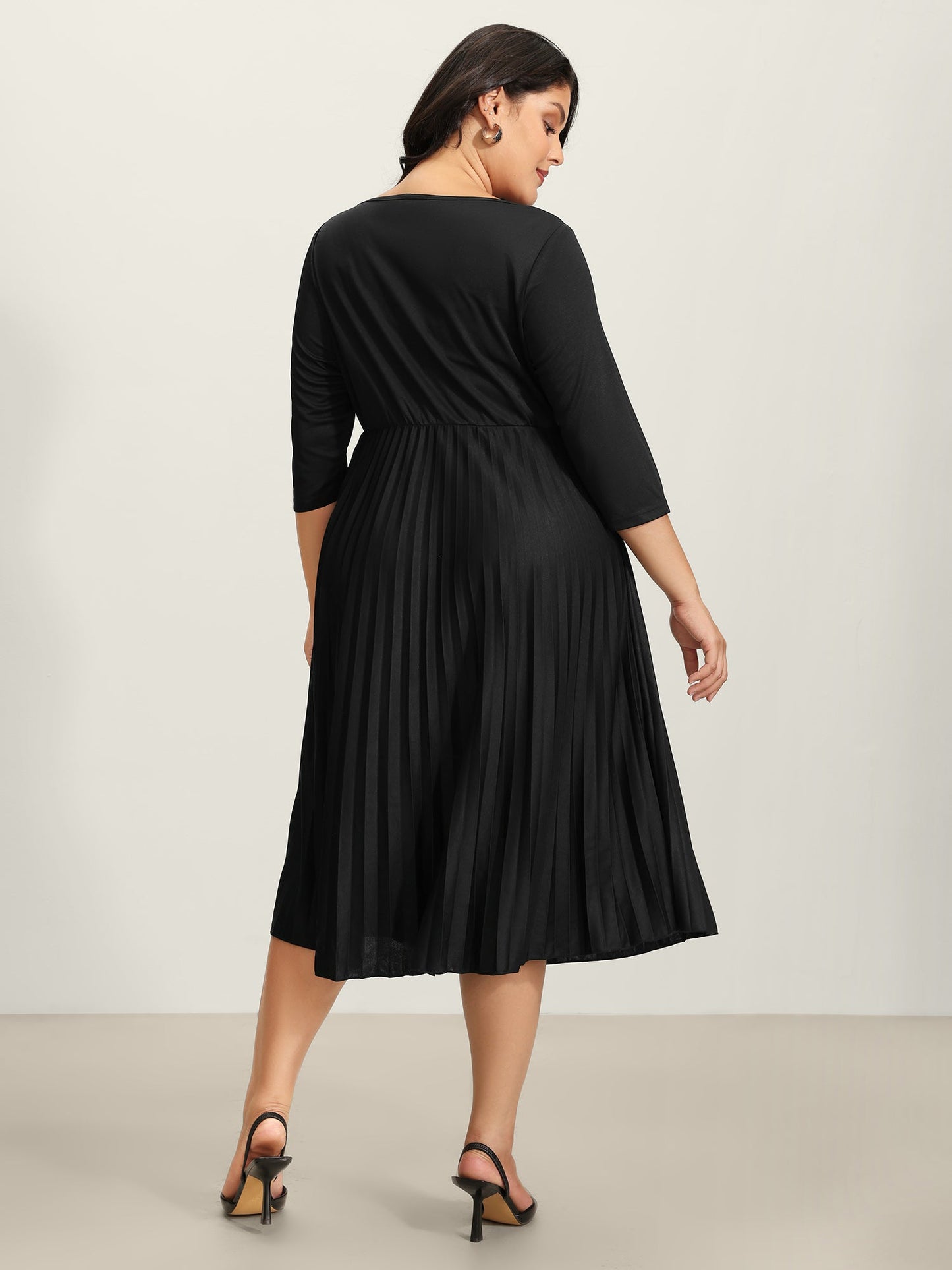 Neck Cut-Out Pleated Stretchy Midi Dress